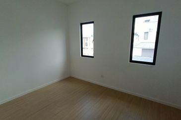 SALE @ END LOT Tmn Akasia Semenyih Townhouse 3 Rooms Freehold Near Nottingham University