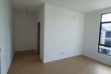 SALE @ END LOT Tmn Akasia Semenyih Townhouse 3 Rooms Freehold Near Nottingham University