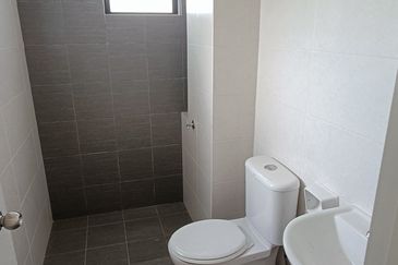 SALE @ END LOT Tmn Akasia Semenyih Townhouse 3 Rooms Freehold Near Nottingham University