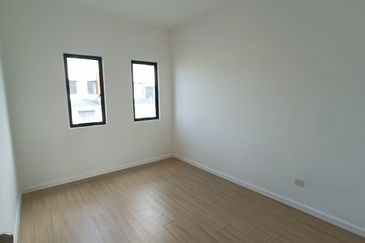 SALE @ END LOT Tmn Akasia Semenyih Townhouse 3 Rooms Freehold Near Nottingham University