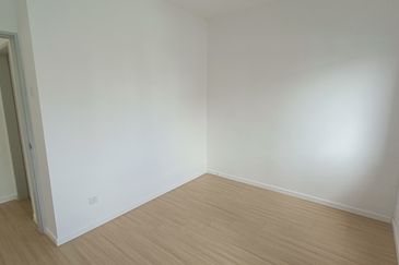 SALE @ END LOT Tmn Akasia Semenyih Townhouse 3 Rooms Freehold Near Nottingham University