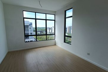 SALE @ END LOT Tmn Akasia Semenyih Townhouse 3 Rooms Freehold Near Nottingham University