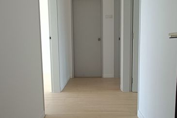 SALE @ END LOT Tmn Akasia Semenyih Townhouse 3 Rooms Freehold Near Nottingham University