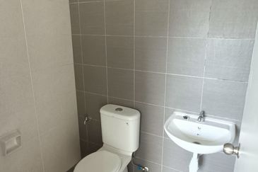 SALE @ END LOT Tmn Akasia Semenyih Townhouse 3 Rooms Freehold Near Nottingham University