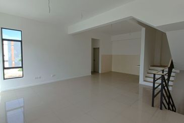 SALE @ END LOT Tmn Akasia Semenyih Townhouse 3 Rooms Freehold Near Nottingham University