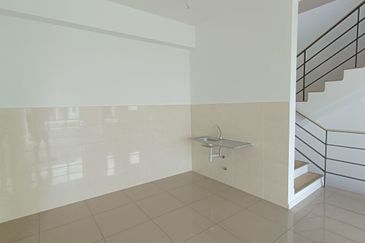 SALE @ END LOT Tmn Akasia Semenyih Townhouse 3 Rooms Freehold Near Nottingham University