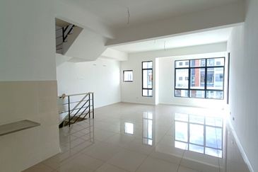 SALE @ END LOT Tmn Akasia Semenyih Townhouse 3 Rooms Freehold Near Nottingham University