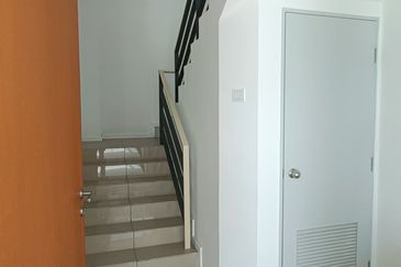 SALE @ END LOT Tmn Akasia Semenyih Townhouse 3 Rooms Freehold Near Nottingham University