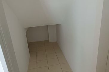 SALE @ END LOT Tmn Akasia Semenyih Townhouse 3 Rooms Freehold Near Nottingham University