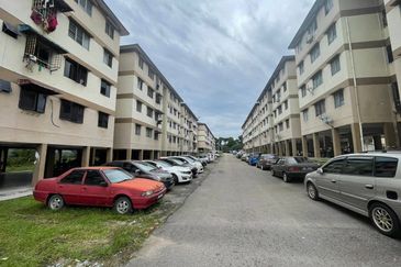 Ulu Tiram , Taman Desa Cemerlang , Pangsapuri Akasia , Low Cost Flat for sale 