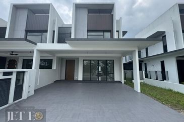 Luxura Residence @ twentyfive.7