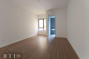 Luxura Residence @ twentyfive.7