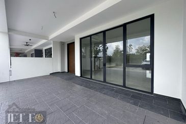 Luxura Residence @ twentyfive.7