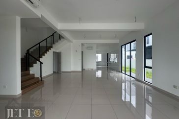 Luxura Residence @ twentyfive.7