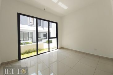 Luxura Residence @ twentyfive.7