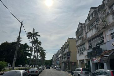 Pusat Perniagaan Alma