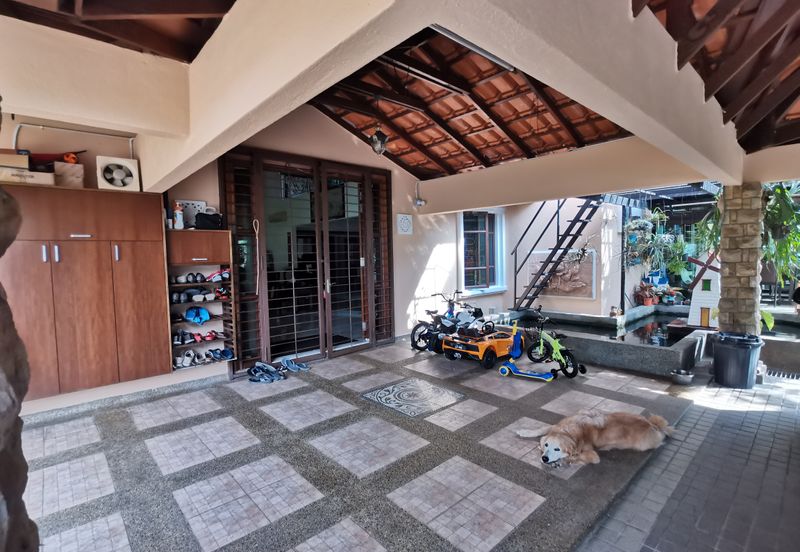 OUG Fully Renovated 2 Storey Bungalow with High Ceiling, comfortable