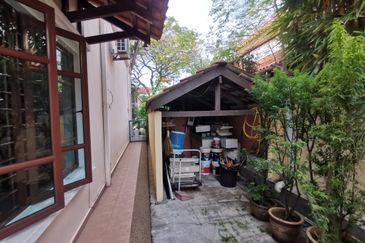 OUG Fully Renovated 2 Storey Bungalow with High Ceiling, comfortable