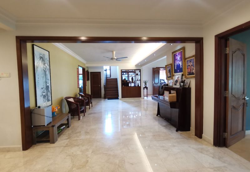 OUG Fully Renovated 2 Storey Bungalow with High Ceiling, comfortable