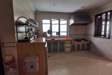 OUG Fully Renovated 2 Storey Bungalow with High Ceiling, comfortable