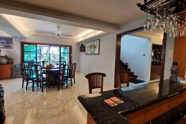 OUG Fully Renovated 2 Storey Bungalow with High Ceiling, comfortable