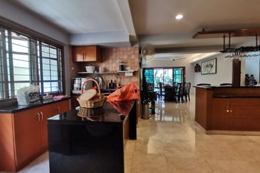 OUG Fully Renovated 2 Storey Bungalow with High Ceiling, comfortable