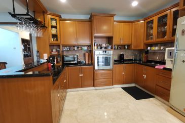 OUG Fully Renovated 2 Storey Bungalow with High Ceiling, comfortable