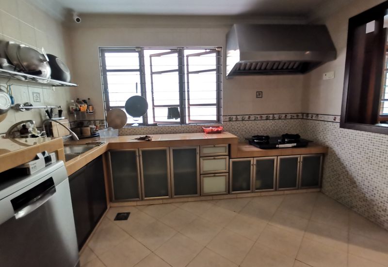 OUG Fully Renovated 2 Storey Bungalow with High Ceiling, comfortable