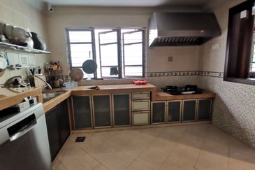 OUG Fully Renovated 2 Storey Bungalow with High Ceiling, comfortable