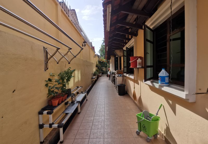 OUG Fully Renovated 2 Storey Bungalow with High Ceiling, comfortable