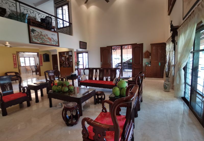 OUG Fully Renovated 2 Storey Bungalow with High Ceiling, comfortable