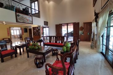 OUG Fully Renovated 2 Storey Bungalow with High Ceiling, comfortable