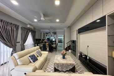 Horizon Hills @ JB 3 Storey Cluster House full Renovated & Furnished for Sale