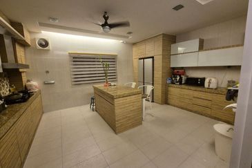 Maple Red, Adda Heights