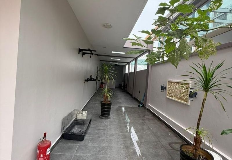 Maple Red, Adda Heights