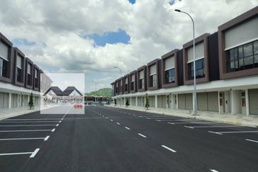 Ikon Centrio End Lot 2.5 Storey 33 x 75 Shop Lot Seremban 2 For Rent!!