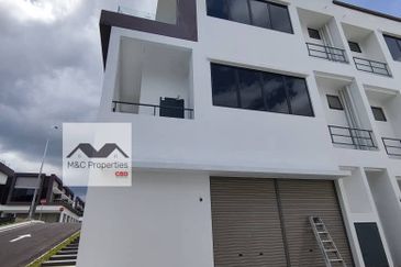 Ikon Centrio End Lot 2.5 Storey 33 x 75 Shop Lot Seremban 2 For Rent!!