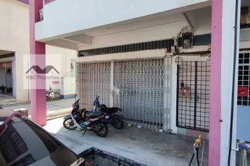 Taman Aman Ground Floor Shop Office Bandar Baru Lukut For Rent!!