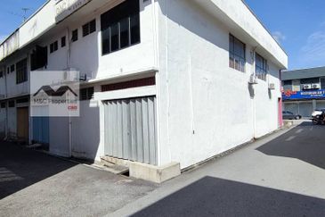 Taman Aman Ground Floor Shop Office Bandar Baru Lukut For Rent!!