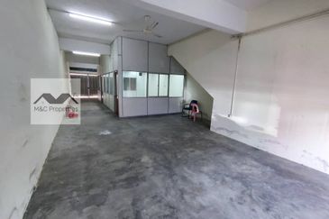 Taman Aman Ground Floor Shop Office Bandar Baru Lukut For Rent!!