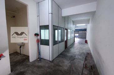 Taman Aman Ground Floor Shop Office Bandar Baru Lukut For Rent!!