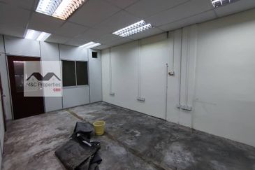 Taman Aman Ground Floor Shop Office Bandar Baru Lukut For Rent!!