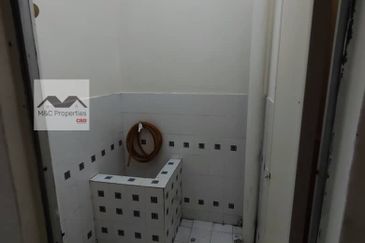 Taman Aman Ground Floor Shop Office Bandar Baru Lukut For Rent!!