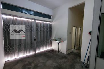 Taman Aman Ground Floor Shop Office Bandar Baru Lukut For Rent!!