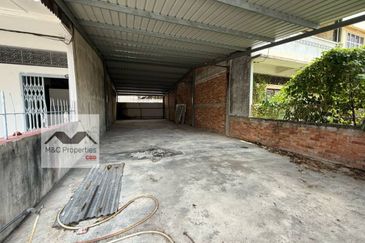 Seremban Town 2 Storey Shop Warehouse 20 x 65 With Extra Land For Sale