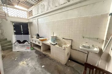 Seremban Town 2 Storey Shop Warehouse 20 x 65 With Extra Land For Sale