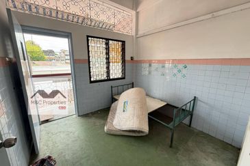 Seremban Town 2 Storey Shop Warehouse 20 x 65 With Extra Land For Sale