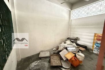 Seremban Town 2 Storey Shop Warehouse 20 x 65 With Extra Land For Sale