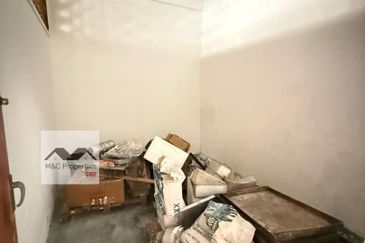 Seremban Town 2 Storey Shop Warehouse 20 x 65 With Extra Land For Sale