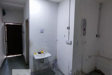 Taman Bidara Facing Main Road 2 Storey Shop Rahang Seremban For Sale!!